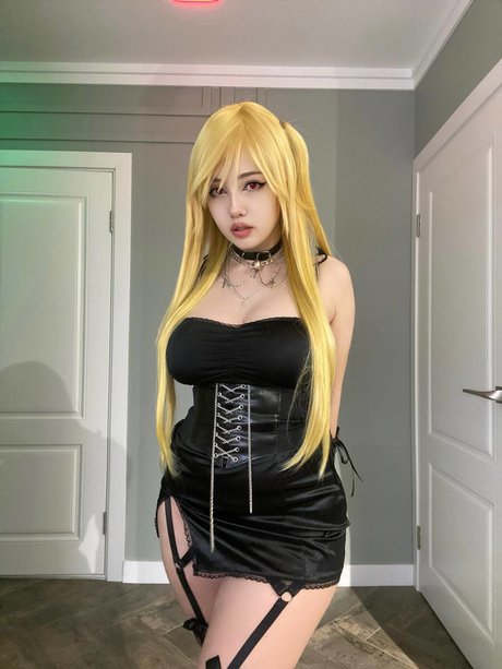 曲線美の女の子オンリーファンズ ヌード 写真