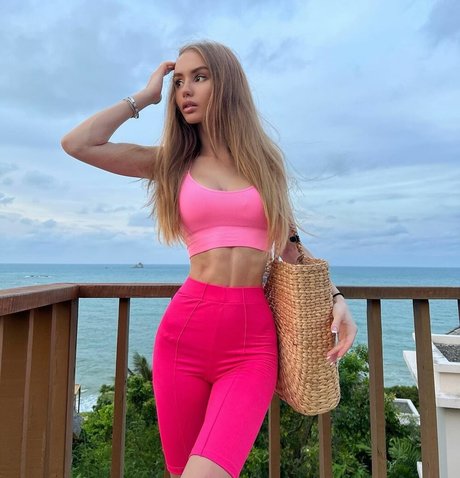 巨大なチンポを持つシーメールオンリーファンズ えろた 写真