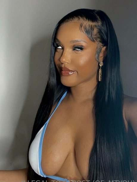 Lola Teases ヌードのポルノスター 画像