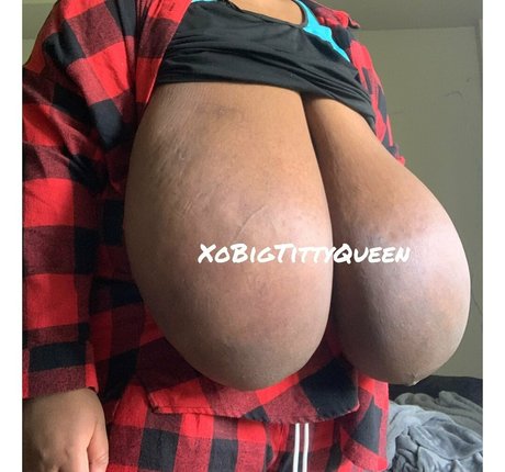 XoBigTittyQueen スター 裸 写真