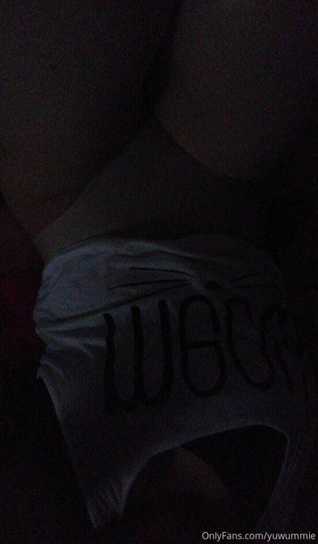 Yuwummie ポルノスター 独占 写真