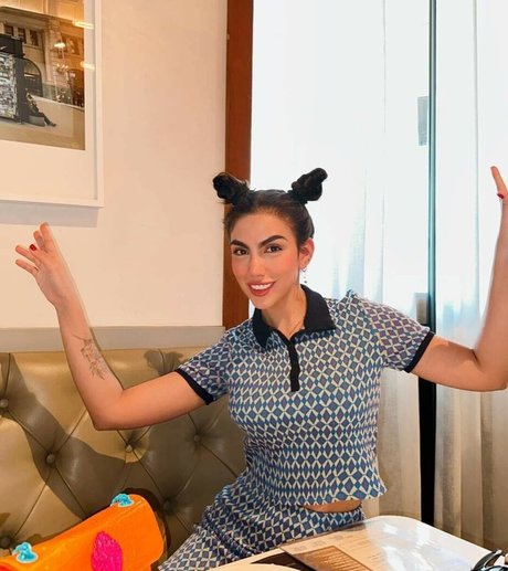 毛深い黒檀オンリーファンズ アダルト 写真