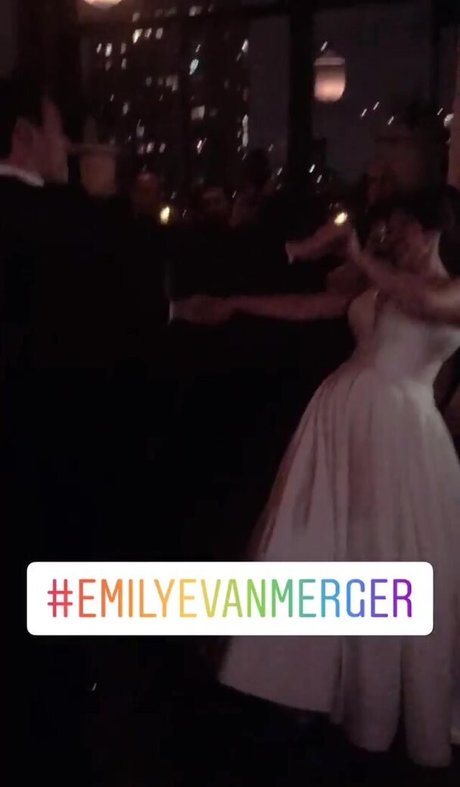 Emily H Barry スター 裸 画像