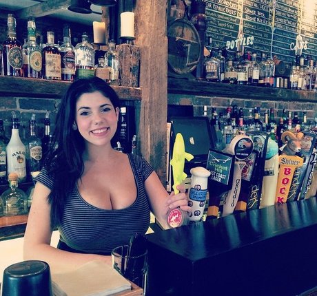 Emily H Barry 美しいポルノスター 写真