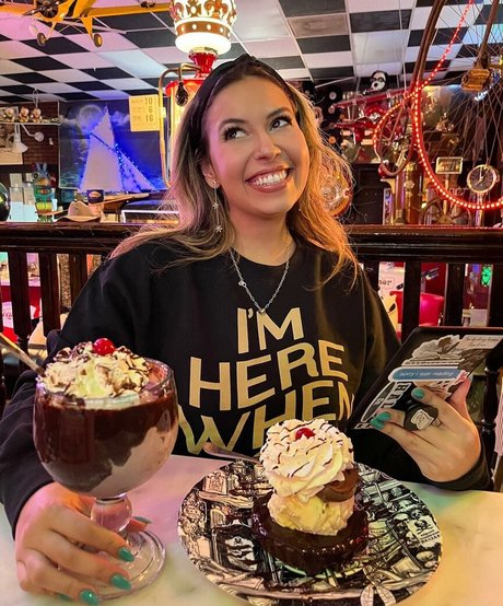 巨乳ティーンオンリーファンズ 裸 ギャラリー