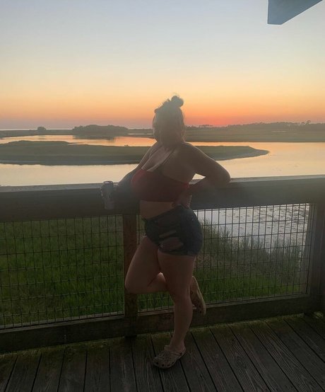 太めのブロンドオンリーファンズ アートヌード 写真