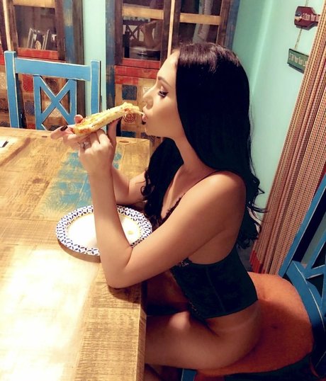 かわいいティーンのオンリーファンズ ポルノグラフィック ギャラリー