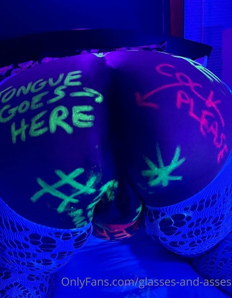 アジアン・エボニー・オンリーファンズ ヌード 写真