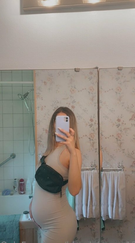 Ashley Higginson アートスター 写真