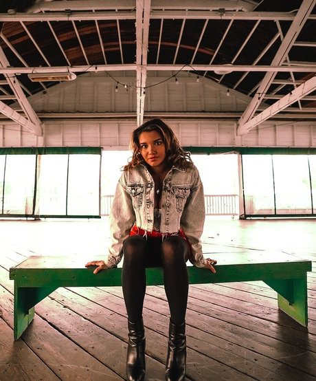 Hannah Malvone ヌードモデル 写真