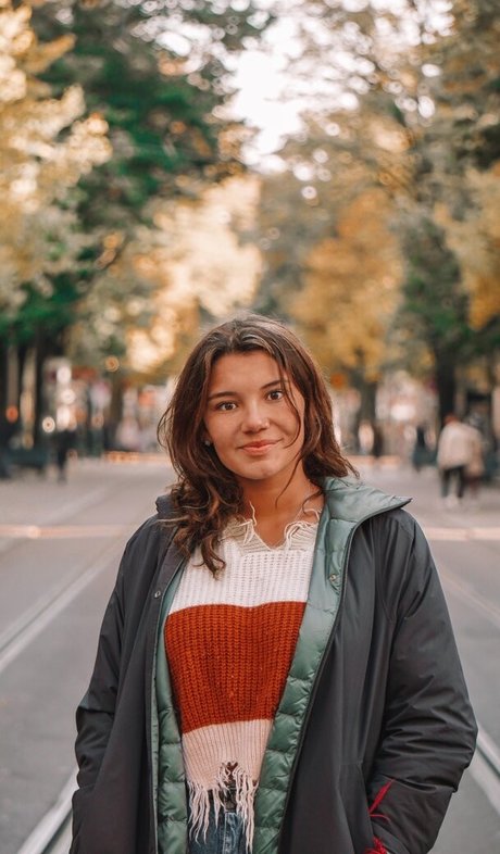 Hannah Malvone ホットなモデル 写真