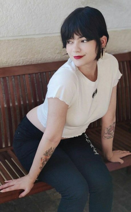 巨乳の熟女オンリーファンズ 裸 写真