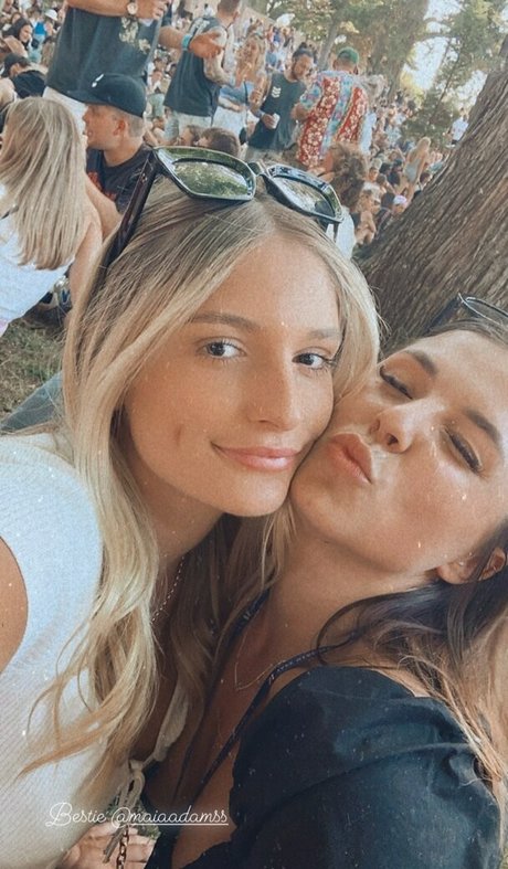 毛深いラテン系オンリーファンズ アートポルノ 写真