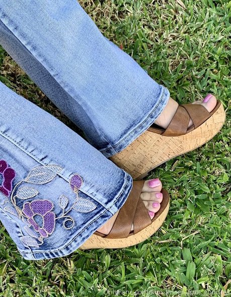 kim kisses foot goddess セクシーなポルノスター ギャラリー