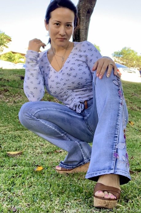 kim kisses foot goddess 完璧な女優 写真