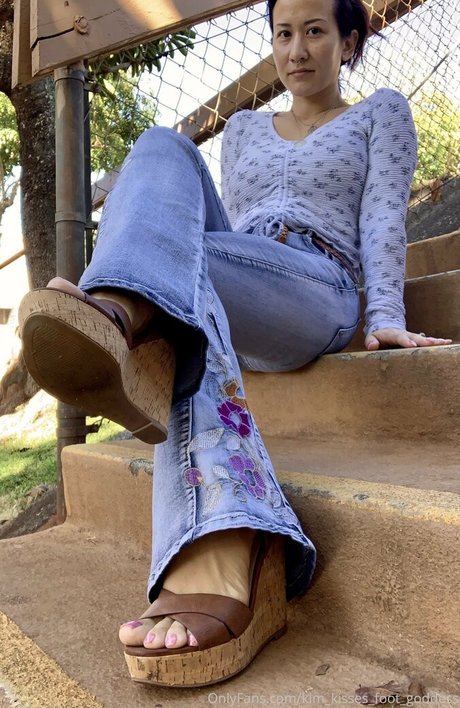 kim kisses foot goddess アートモデル ギャラリー