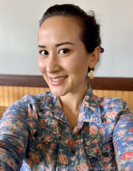 kim kisses foot goddess ホットなスター 写真