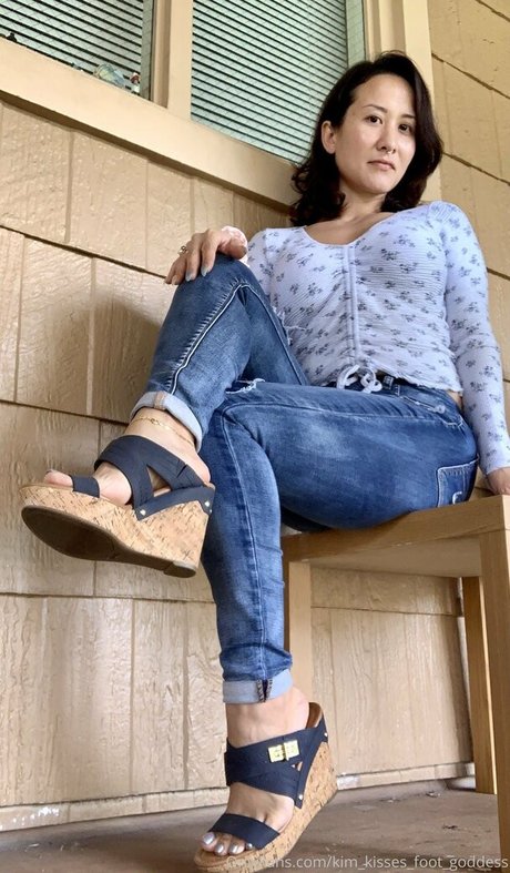kim kisses foot goddess 裸のスター 写真