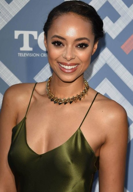 Amber Stevens West 高品質のポルノスター ギャラリー