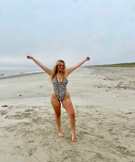 Angelina C 裸の女優 ギャラリー