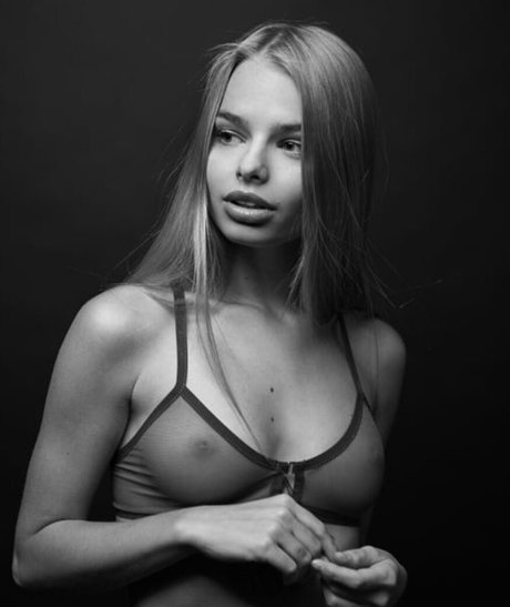 ブッシュ・オンリーファンズ アートヌード 写真