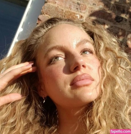 太めのブロンドオンリーファンズ セクシーヌード 写真