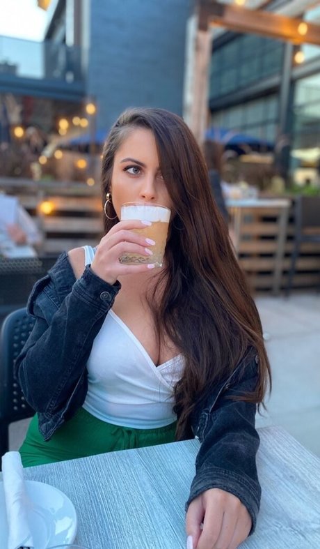 Victoria Boiadgieva ポルノスター アート アーカイブ