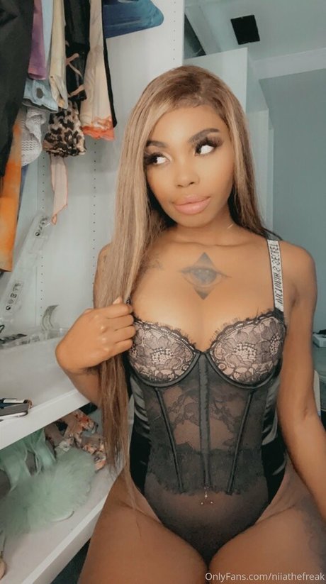 niiathefreak エロティックなモデル 写真
