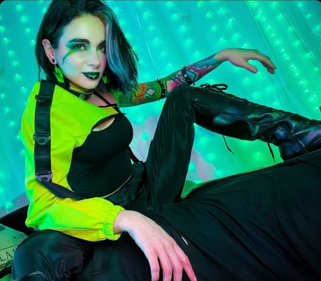 巨大なチンポを持つシーメールオンリーファンズ 美しいポルノ 写真