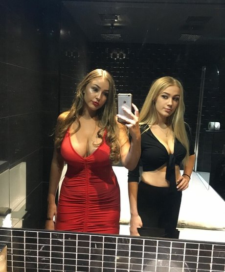 ふっくら乳首 オンリーファンズ 無料ヌード 画像