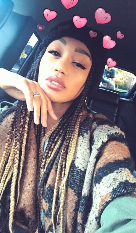 Nia Simone アダルトモデル 画像