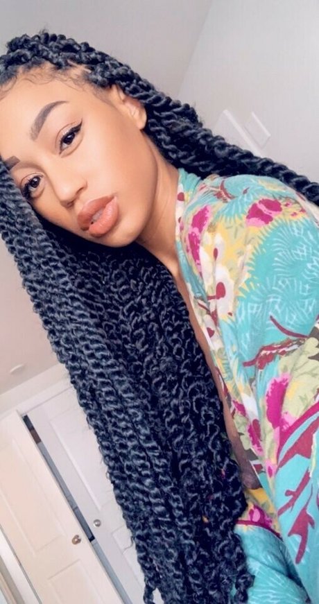 巨尻オンリーファン セクシーヌード 写真