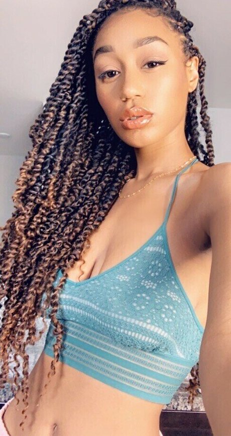 Nia Simone ポルノスター 可愛い アーカイブ