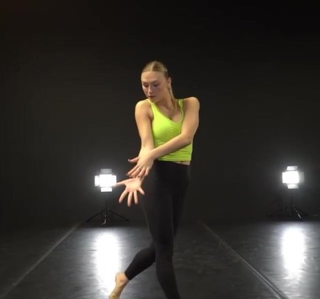 ブッシュ・オンリーファンズ アートポルノ 写真