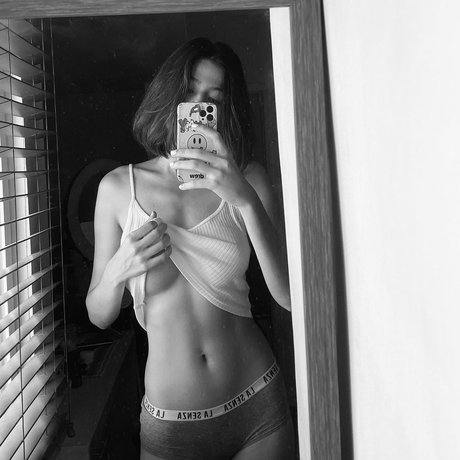 巨大なチンポを持つシーメールオンリーファンズ 美しいxxx 写真