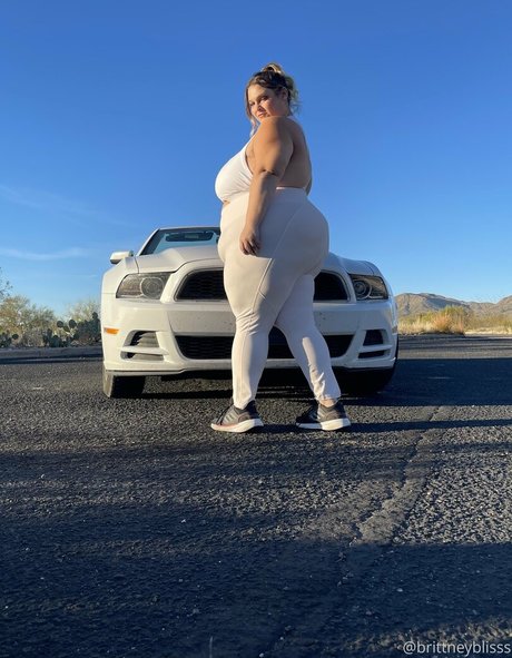 ピアス乳首オンリーファンズ 美しいヌード 写真