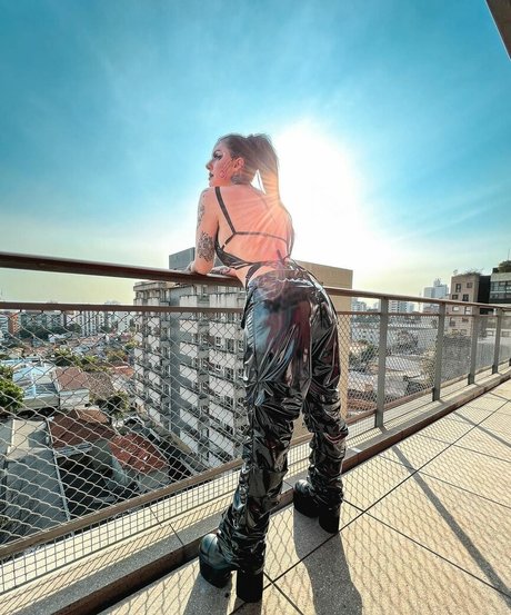 Karen Bachini ヌードモデル 写真