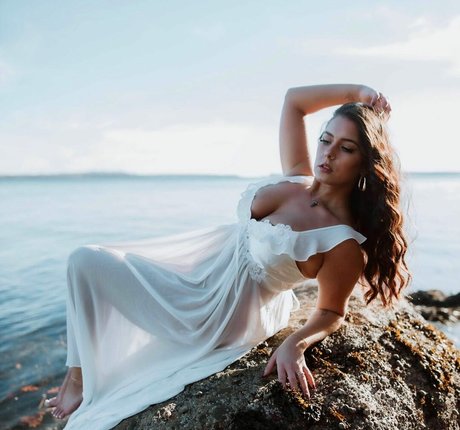 熟女クーガーオンリーファンズ アート裸 写真