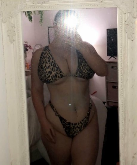 アンバー・オンリーファンズ ホット裸 ギャラリー