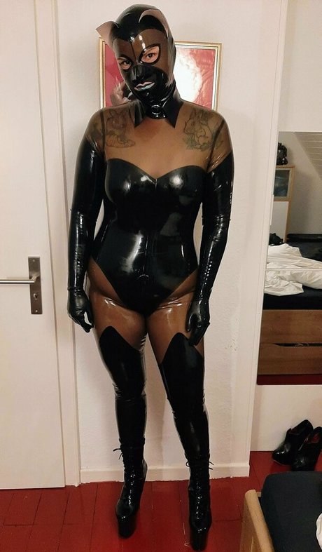 濃厚な熟女オンリーファンズ エロ 写真