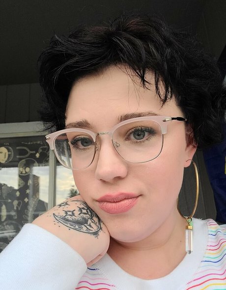 ピアス乳首オンリーファンズ 無料 写真