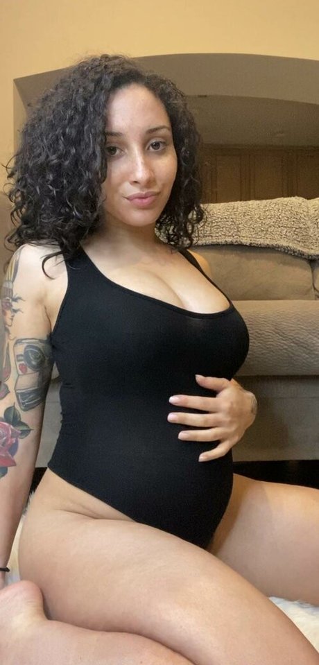 背が高くて巨乳のOnlyFans アートヌード 画像