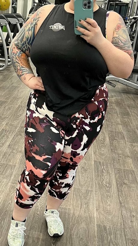 巨乳で曲線美のOnlyFans ホット裸 ギャラリー