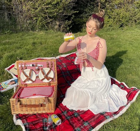 Amber Farndon スター ヌード ギャラリー