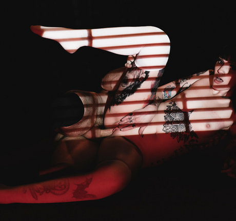 crushedvelvetx ポルノスター 独占 写真