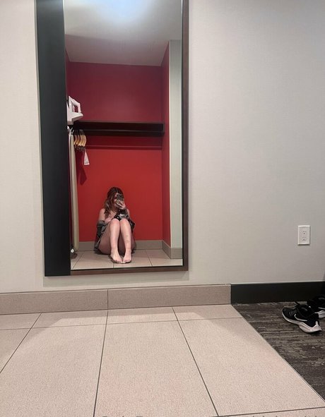 大きな乳首オンリーファンズ 美しい 画像