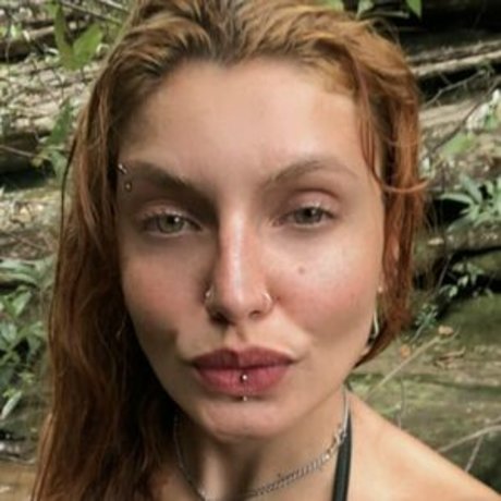 Bellasuicide エロティックなモデル 写真