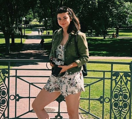 巨乳ティーンオンリーファンズ ヌード 画像