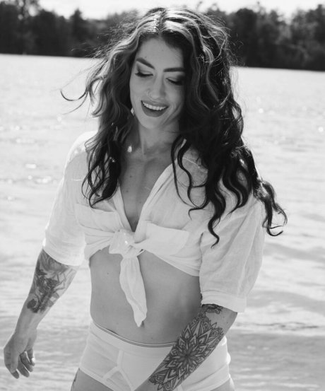 大きなお尻と巨乳のオンリーファンズ セックス 写真