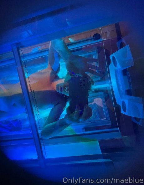 maeblue 裸のモデル 写真